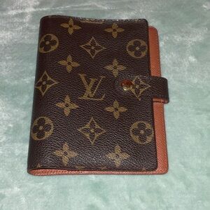 Louis Vuitton Monogram Snap Agenda Cover in Brown small split inside can be fix